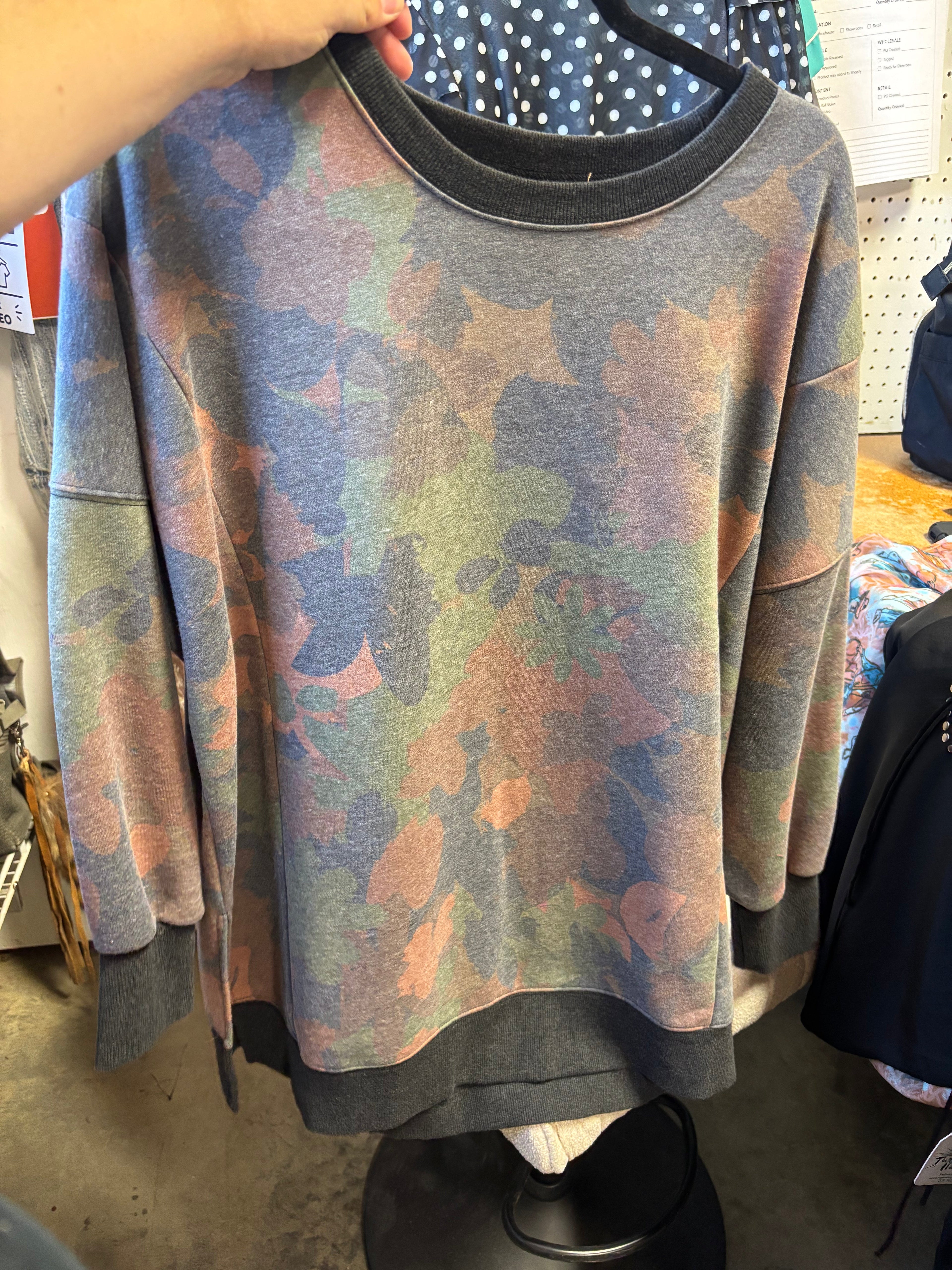 VR2308 FLORAL CAMO SWEATSHIRT (7 Piece)