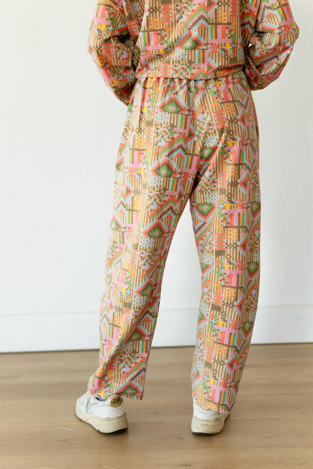 VR2002 AZTEC  BARREL SWEATPANT  (7 Pieces)