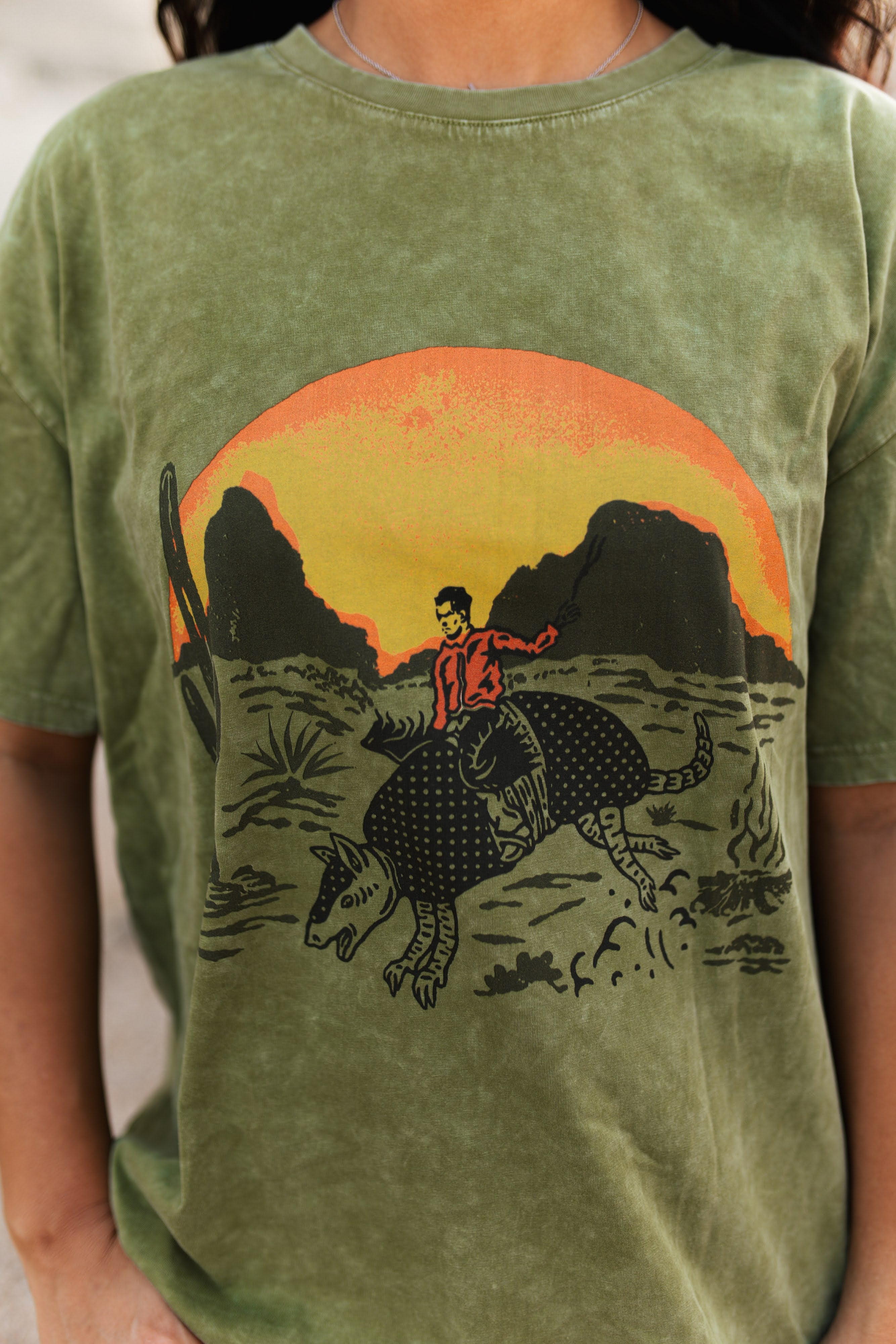 VR2 OLIVE ARMADILLO GRAPHIC TEE