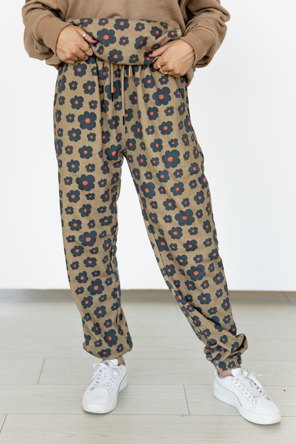 VR2002  BROWN RETRO FLORLA SWEATPANTS  (7 Pieces)
