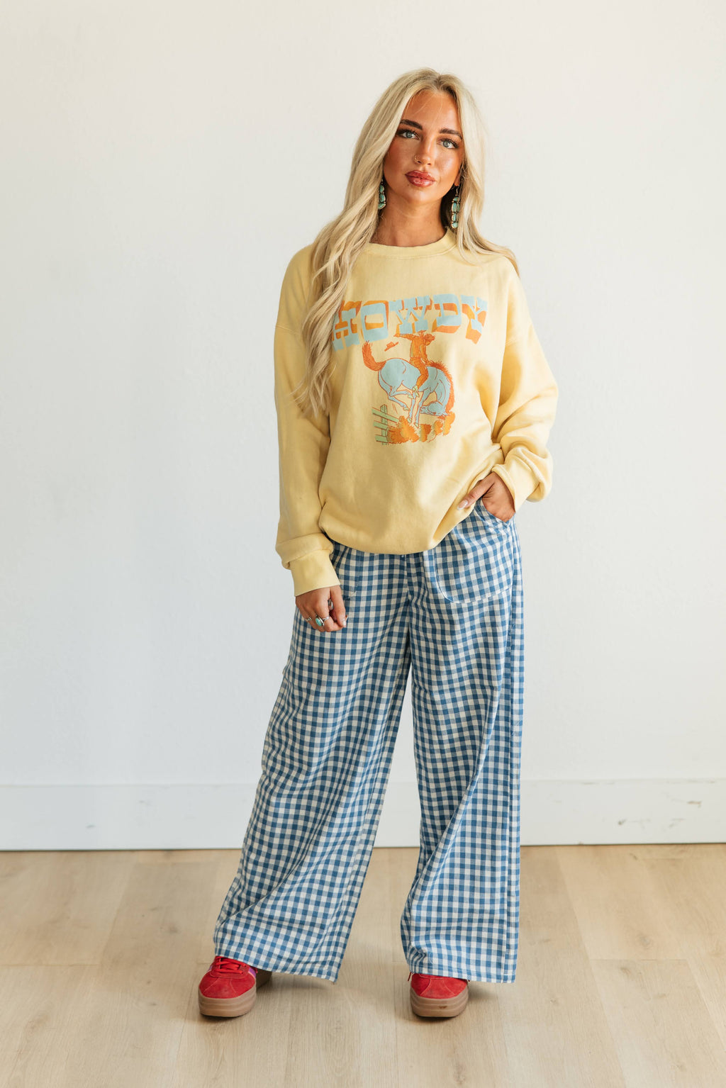 VR201 PALE YELLOW HOWDY BLUE SWEATSHIRT