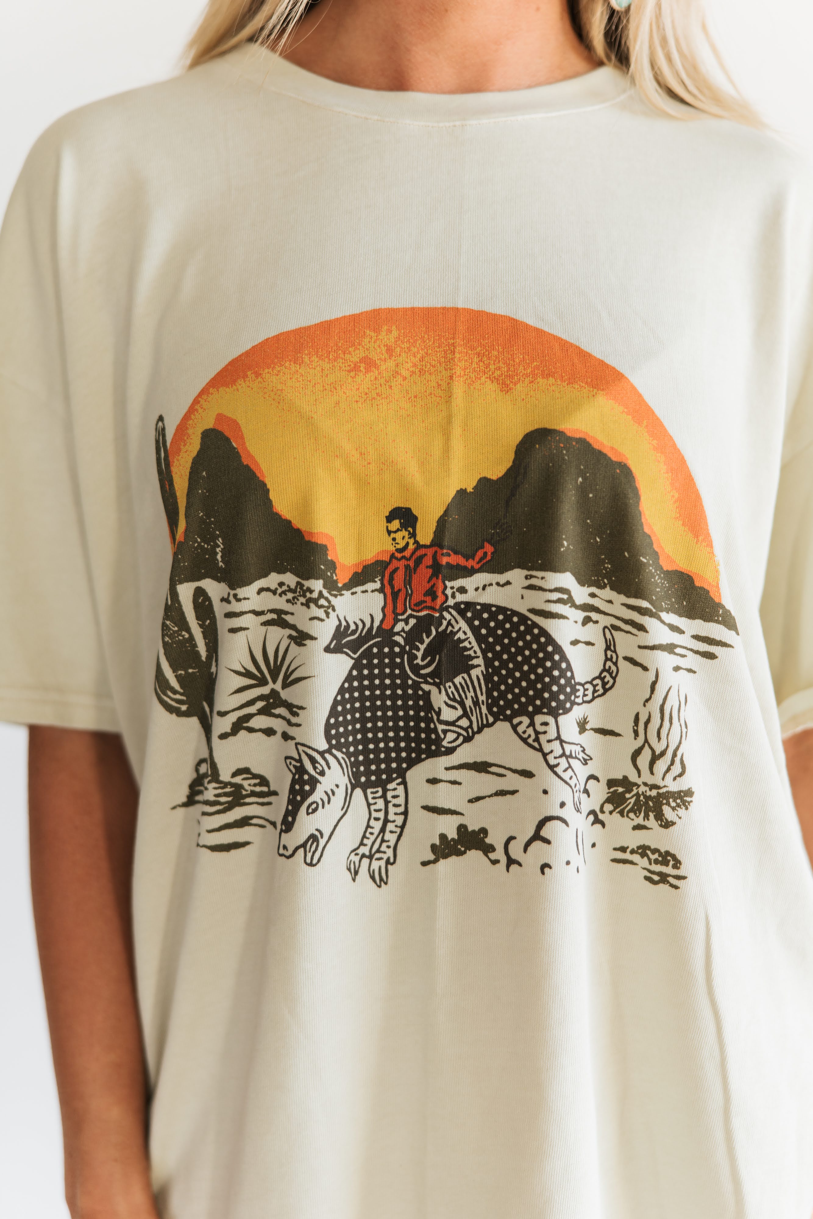 VR2 TAN ARMADILLO COWBOY GRAPHIC TEE