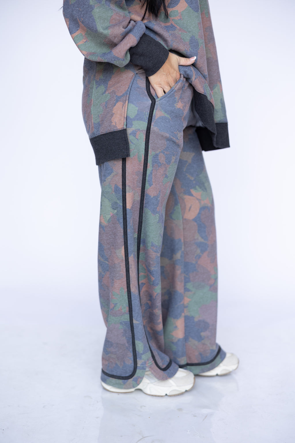 VR2001 FLORAL CAMO SWEAT PANT (7 Piece)