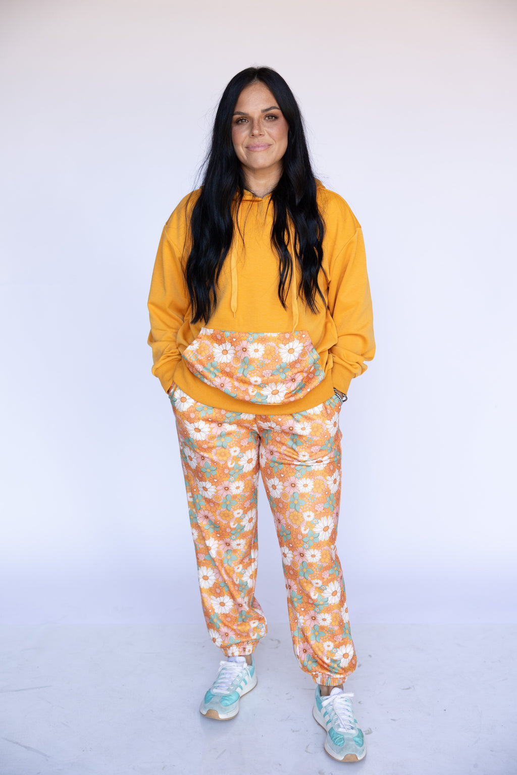 VR2002 ORANGE RETRO DAISY SWEATPANTS