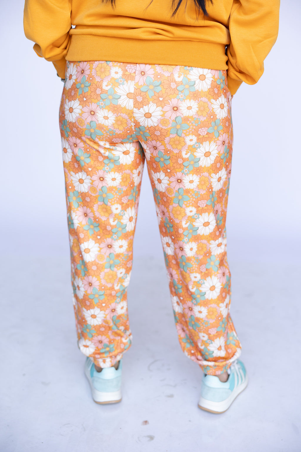 VR2002 ORANGE RETRO DAISY SWEATPANTS