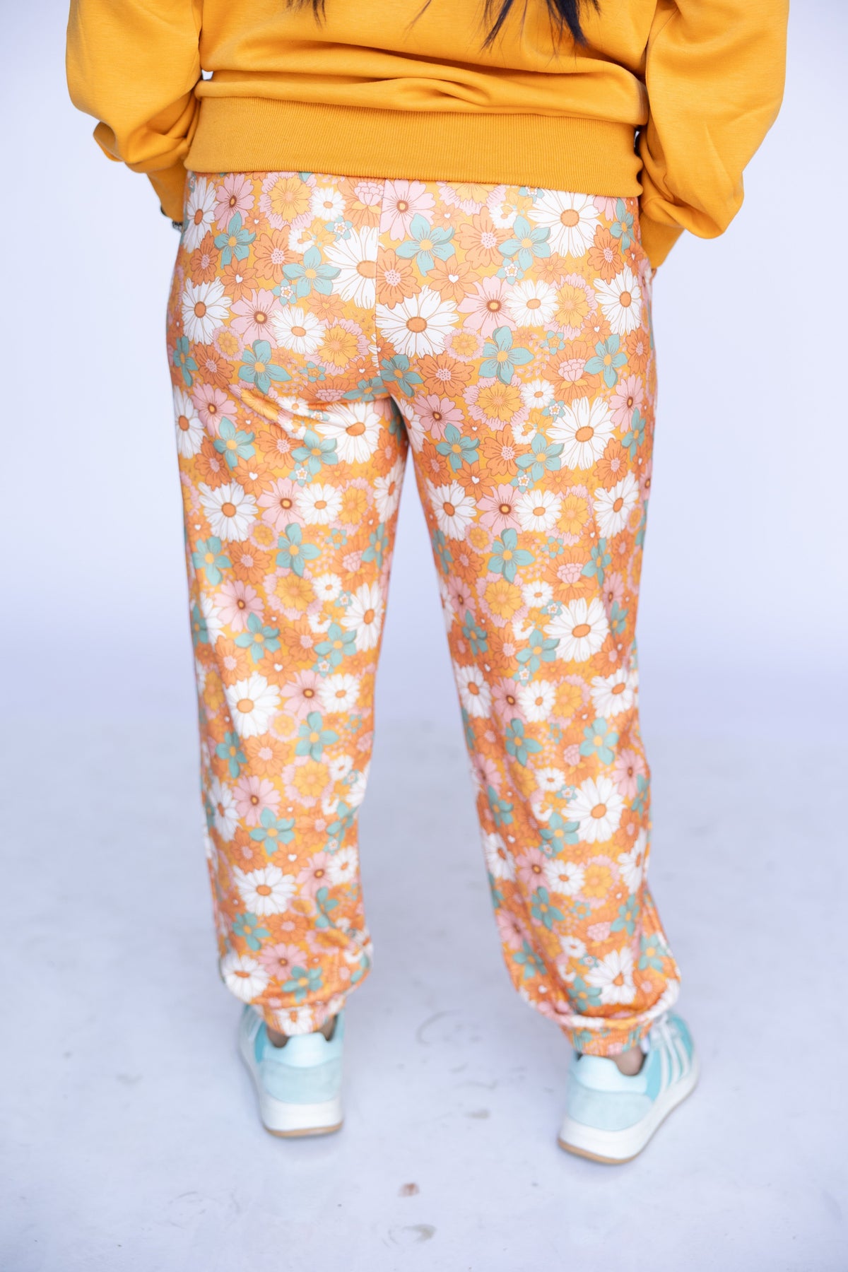 VR2002 ORANGE RETRO DAISY SWEATPANTS
