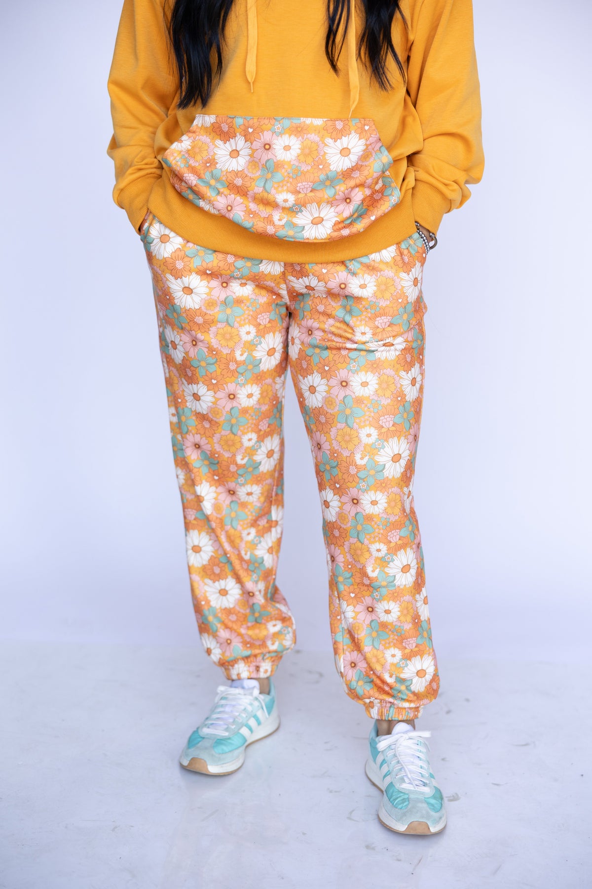 VR2002 ORANGE RETRO DAISY SWEATPANTS
